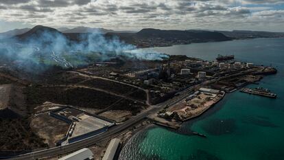 Vista aérea de la termoeléctrica Punta Prieta de la Comisión Federal de Electricidad en La Paz (México), el 22 de febrero.
La ciudad de La Paz superó los parámetros de contaminación del aire permitidos por la Organización Mundial de la Salud durante gran parte del año. Las dos principales fuentes de contaminación son dos termoeléctricas de la Comisión Federal de Electricidad y las fuentes móviles.