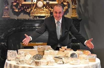 Toni Gerez posa con su flamante mesa de quesos en la sala del Castell de Peralada, en una imagen proporcionada por el restaurante.