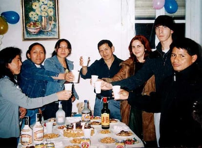 Carlos Alonso Palate (a la derecha), con sus amigos, celebrando un cumpleaños en su casa de Valencia.