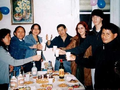 Carlos Alonso Palate (a la derecha), con sus amigos, celebrando un cumpleaños en su casa de Valencia.