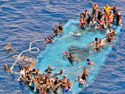 La Guardia Costera italiana rescata a 88 de los ocupantes de la embarcación, de los más de 100 que viajaban en esta