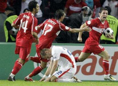 Arda y Tuncay corren a abrazar a Nihat tras marcar un gol ante la desesperación del checo Rozehnal.