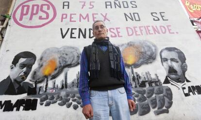 Luis Langarica, frente a una pintada contra la reforma.