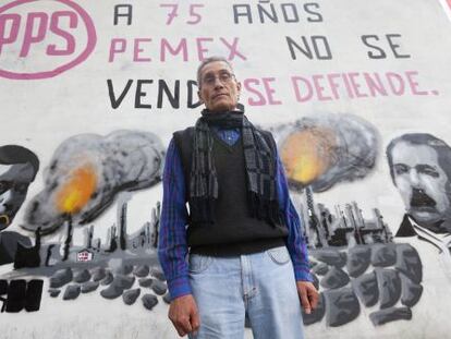 Luis Langarica, frente a una pintada contra la reforma.