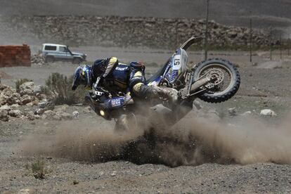 El piloto de Yamaha Bruno Da Costa cayéndose de su moto durante la octava etapa del Dakar entre Uyuni (Bolivia) y Calama (Chile).