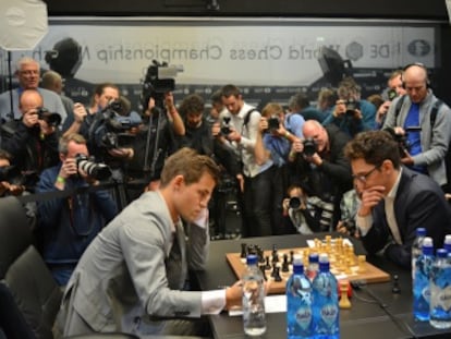 Carlsen y Caruana (6-6 tras 12 tablas por primera vez en la historia) se jugarán el título de campeón este miércoles en partidas rápidas