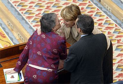 Esperanza Aguirre, en el centro, saluda a Matilde Fernández en presencia de Rafael Simancas antes de comenzar el debate.