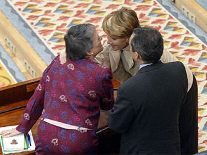Esperanza Aguirre, en el centro, saluda a Matilde Fernández en presencia de Rafael Simancas antes de comenzar el debate.