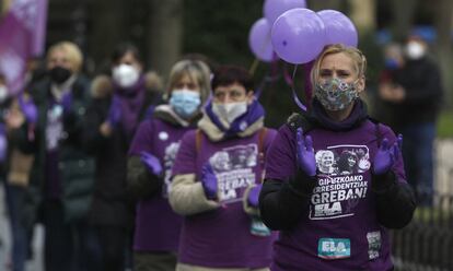 La pandemia obliga también a reivindicar el Día Internacional de la Mujer, en España y en el mundo, sin las manifestaciones multitudinarias de las últimas ediciones. En la imagen, trabajadoras de las residencias de mayores se concentran frente a la Diputación de Gipuzkoa.