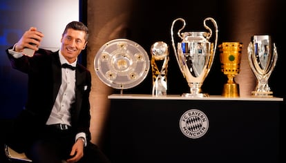 Lewandowski posa con los trofeos de 2020