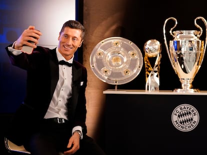 Lewandowski posa con los trofeos de 2020