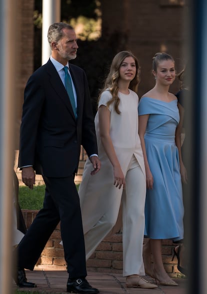 Felipe VI, a la llegada a la entrega de premios en el Museo de las Aguas de Cornellà de Llobregat, Barcelona. En su discurso, el Rey destacó los muchos retos que tienen por delante las nuevas generaciones: “Los jóvenes debéis tomar la palabra. Porque el futuro del que estamos hablando es vuestro futuro. Y porque vuestro es también el presente”.