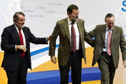 Jaime Mayor, Mariano Rajoy y Josep Piqué, en el mitin del PP en apoyo de la Constitución europea.