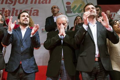 Desde la izquierda, el candidato de Izquierda Unida a la Presidencia del Gobierno, Alberto Garzón; el excoordinador general del partido, Julio Anguita, y el candidato a la Presidencia de la Junta de Andalucía, Antonio Maíllo, durante un mitin en 2015.
