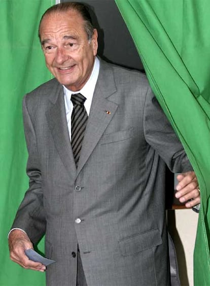 Ajeno a la competición que protagonizan sus cuatro potenciales sustitutos, el presidente francés, Jacques Chirac, ha participado en la primera vuelta de las elecciones presidenciales en Sarrán, en la  céntrica región francesa de Limousin, donde el actual jefe de Estado cuenta con una residencia -el castillo de Bity- y en la que se aloja su familia este fin de semana.