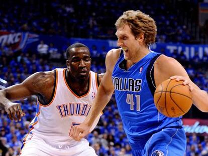 Nowitzki trata de librarse de la marca de Ibaka.