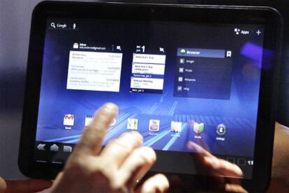 Un comprador prueba Motorola Xoom, la nueva tableta de Google considerado el mejor gadget de la Feria CES celebrada en Las Vegas.
