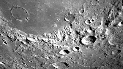 Imagen de la Luna tomada por la misión india Chandrayaan-3 en una de las cinco órbitas que realizó alrededor del satélite, el 21 de agosto, antes de realizar la maniobra de aproximación y aterrizaje.