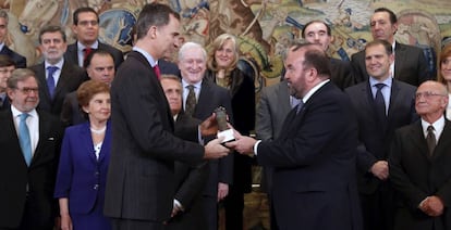 El Rey y el presidente de la AEDE, Jos&eacute; Luis S&aacute;inz, este mi&eacute;rcoles.