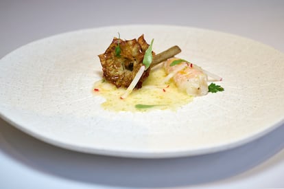 Alcachofa frita en flor, con ceviche de cigala. 