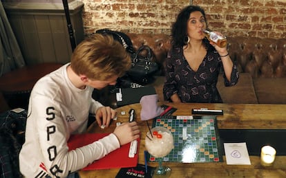 Una pareja juega al Scrabble en un bar de Londres.
