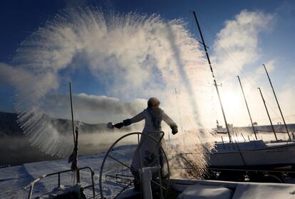 Un miembro del club de yates 'Skipper' lanza agua caliente mientras la temperatura del aire es de aproximadamente de menos 33 grados centígrados en las afueras de la ciudad siberiana de Krasnoyarsk (Rusia).