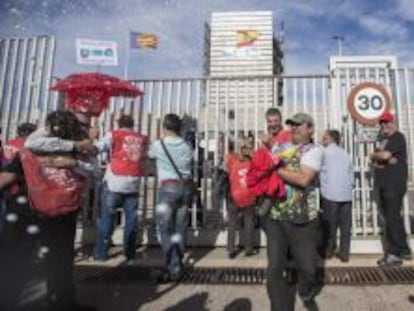 Varios extrabajadores de RTVV muestra su alegr&iacute;a frente a las puertas del ente despu&eacute;s de que el TSJCV declarara nulo el ERE.