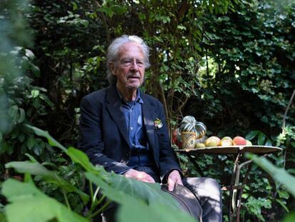 Peter Handke, en el jardín de su casa en Chaville, a las afueras de París, tras recibir el anuncio del Nobel el pasado 10 de octubre.