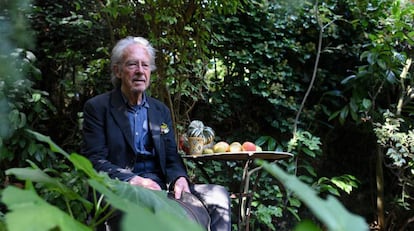 Peter Handke, en el jardín de su casa en Chaville, a las afueras de París, tras recibir el anuncio del Nobel el pasado 10 de octubre.