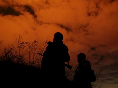 Militares ucranios, en Vasylkiv, al sur de Kiev, el 27 de febrero de 2022. El autor de esta fotografía, Maksim Levin, murió pocos días después en el frente. Según un informe de Reporteros Sin Fronteras, fue ejecutado por soldados rusos.