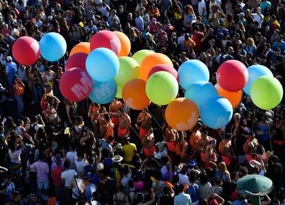 Numerosos globos portados por los participantes ponen una nota de color a la marcha.