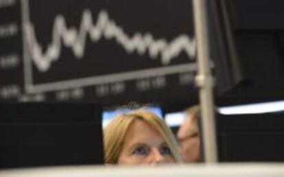 Una br&oacute;ker observa un monitor en el parqu&eacute; de la bolsa de Fr&aacute;ncfort (Alemania). 