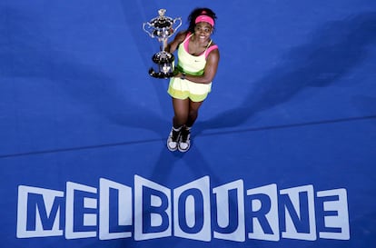 Serena Williams alza el trofeo del Open de Australia tras vencer en la final a la rusa María Sharapova el 31 de enero de 2015. 