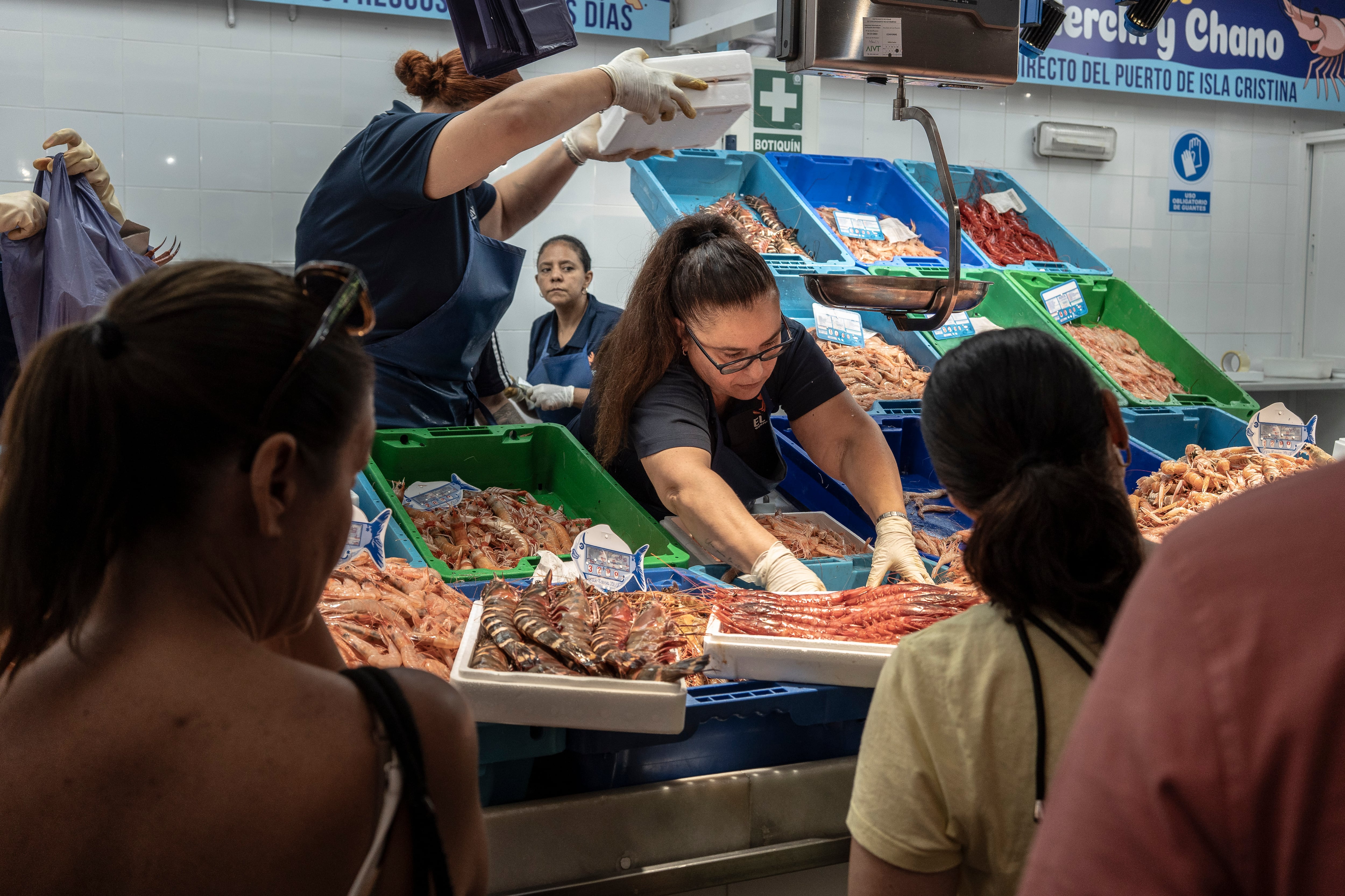 Un puesto del mercado municipal de Isla Cristina, este martes. 