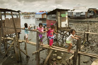 Unas niñas juegan en Anibong, una de las zonas mas afectadas por el tifon.Tacloban.