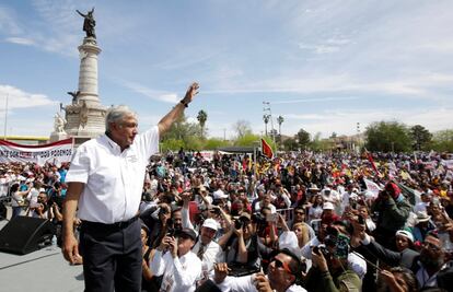 Andrés Manuel López Obrador habla a los asistentes al mitin en la plaza Benito Juárez en Ciudad Juárez, Chihuahua.