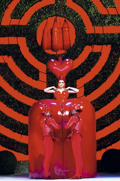 La reina de (todos) los corazones. "Los personajes de Carroll se han convertido en parte de nuestro imaginario colectivo y no dejan de inspirar la creatividad, sobre todo en la moda", recalca Bailey. Lo atestiguan el diseñador de vestuario Bob Crowley, que deslumbró con su Reina de Corazones para el Royal Ballet (en la imagen), o el Infinity Dress o-i 19-20 de Iris van Herpen, "una ilusión óptica creada con el escultor Anthony Howe, como salida del país de las maravillas".
