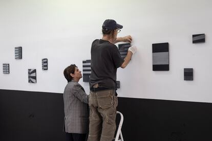 Muntatge de l'exposició “Sobre un fondo en el que se destaca” de l'artista Laercio Redondo a la galeria de Ana Mas Projects.