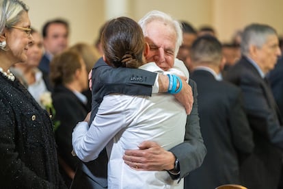 Miguel Uribe y Claudia Tarazona, padre y esposa de Miguel Uribe Turbay, se abrazan durante la ceremonia fúnebre.