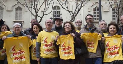 Miembros de Escola Valenciana exhiben las camisetas de las pr&oacute;ximas &#039;trobades&#039;.