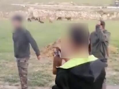 Imagen de un video de la Guardia Civil en el que aparecen varios jóvenes en una fiesta en un cortijo