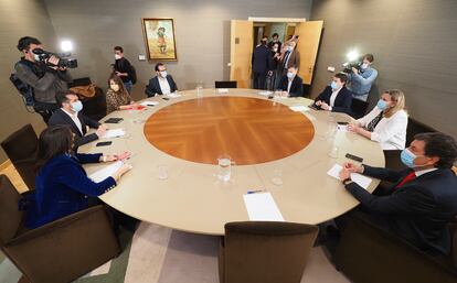 Vista general de la reunión entre el PSOE y el PP en las Cortes de Castilla y León, en Valladolid, este lunes. 