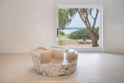 'Homenaje a la mar IV' (1998). De fondo 'Saludo a los Pajaros II' (2000).