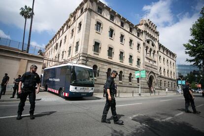 Dispositivo policial para el traslado de los últimos internos.