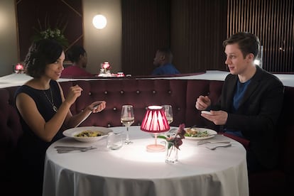 Un fotograma del episodio 'Hang the dj' de la serie Black Mirror.