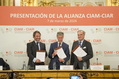 De izquierda a derecha: Javier Íscar, Juan Serrada, presidente de la Asociación para el arbitraje internacional de Madrid presidente del CIAR y José María Alonso, presidente del CIAM