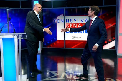 John Fetterman, candidato demócrata al Senado pro Pensilvania (a la izquierda) y Mehmet Oz, su rival republicano en las elecciones, se saludan antes de empezar el debate.