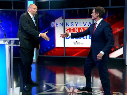 John Fetterman, candidato demócrata al Senado pro Pensilvania (a la izquierda) y Mehmet Oz, su rival republicano en las elecciones, se saludan antes de empezar el debate.
