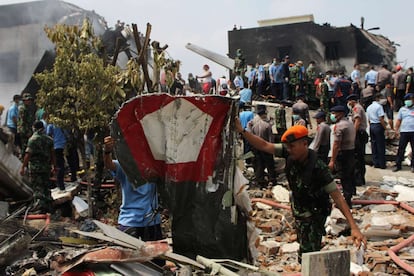 Estos siniestros siembran dudas sobre la seguridad con la que operan los aviones de la Fuerza Aérea indonesia. En la imagen, personal militar retira restos del avión siniestrado en Sumatra (Indonesia), el 30 de junio de 2015.