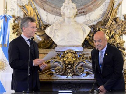 El presidente argentino, Mauricio Macri (izq), y el jefe de los espías, Gustavo Arribas.